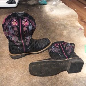LIKE NEW ARIAT BOOTS
